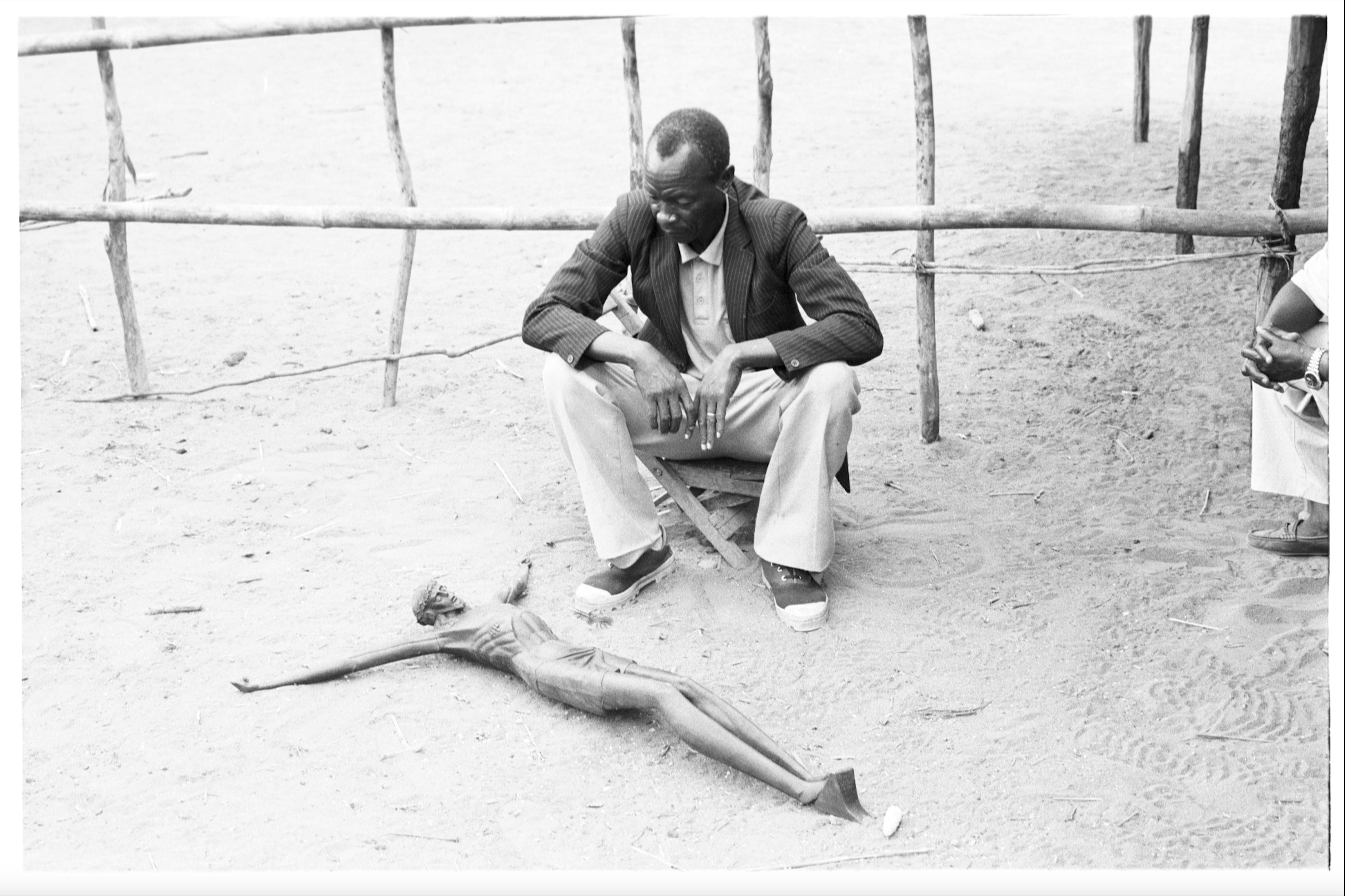 Nandimba (Mueda), 1997. Photo Gianfranco Gondolfo in' Arte Makonde, Caminhos recentes', Maputo, April-May.